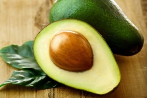 El aguacate nos aporta fibra y es bajo en carbohidratos.