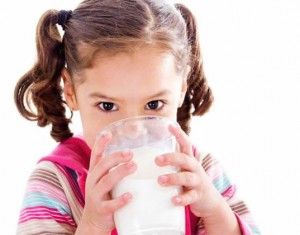 La leche contribuye de manera importante a satisfacer las necesidades del cuerpo humano de calcio, magnesio, selenio, riboflavina (vitamina B2), vitamina B12 y ácido pantoténico (vitamina B5).